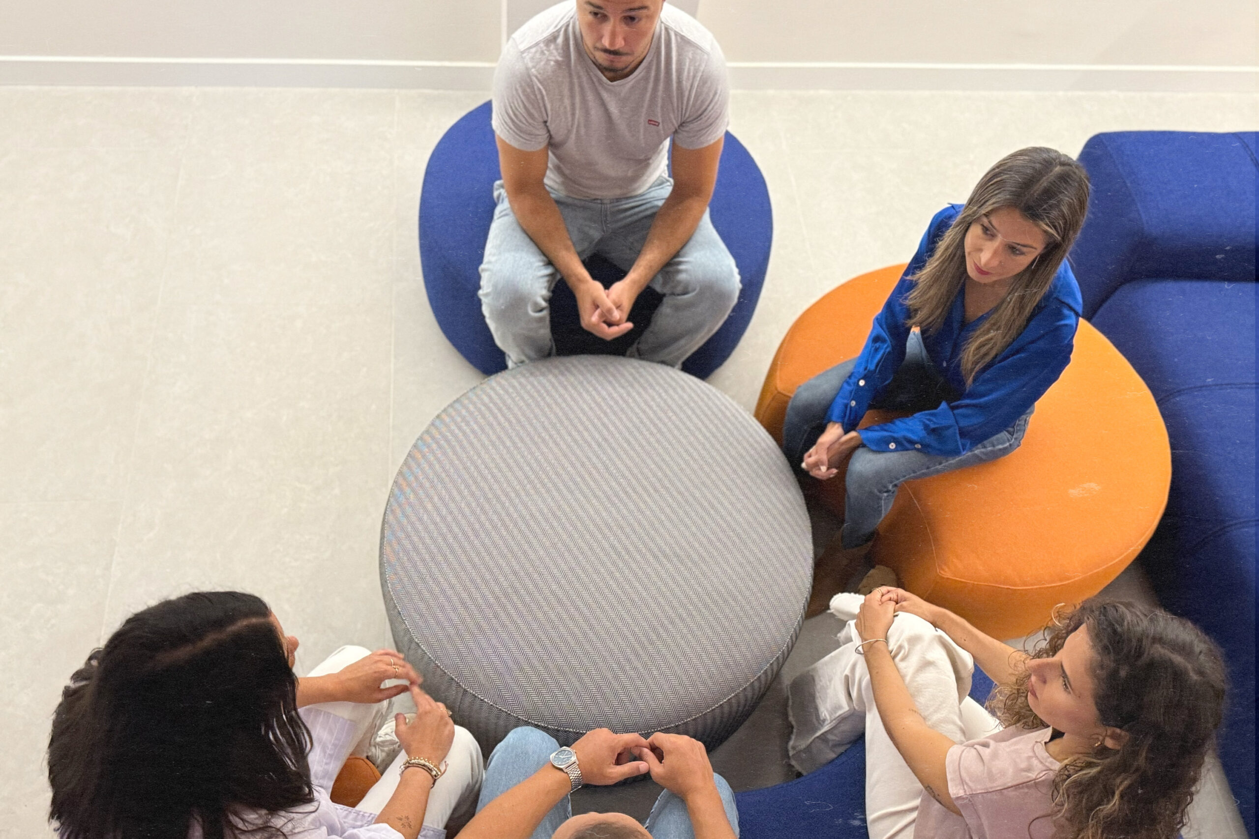 Iris Henriquez con un grupo de pacientes
