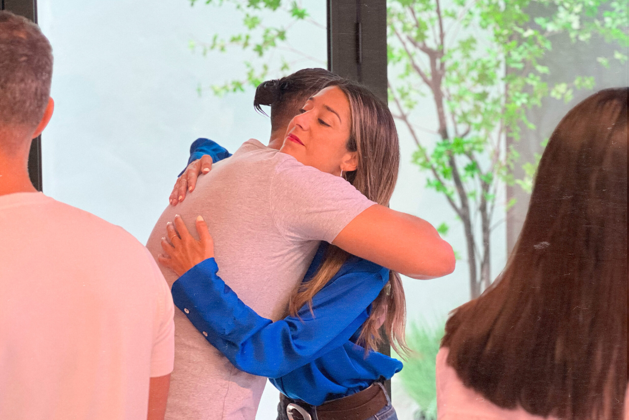 Iris Henriquez abrazando a un paciente